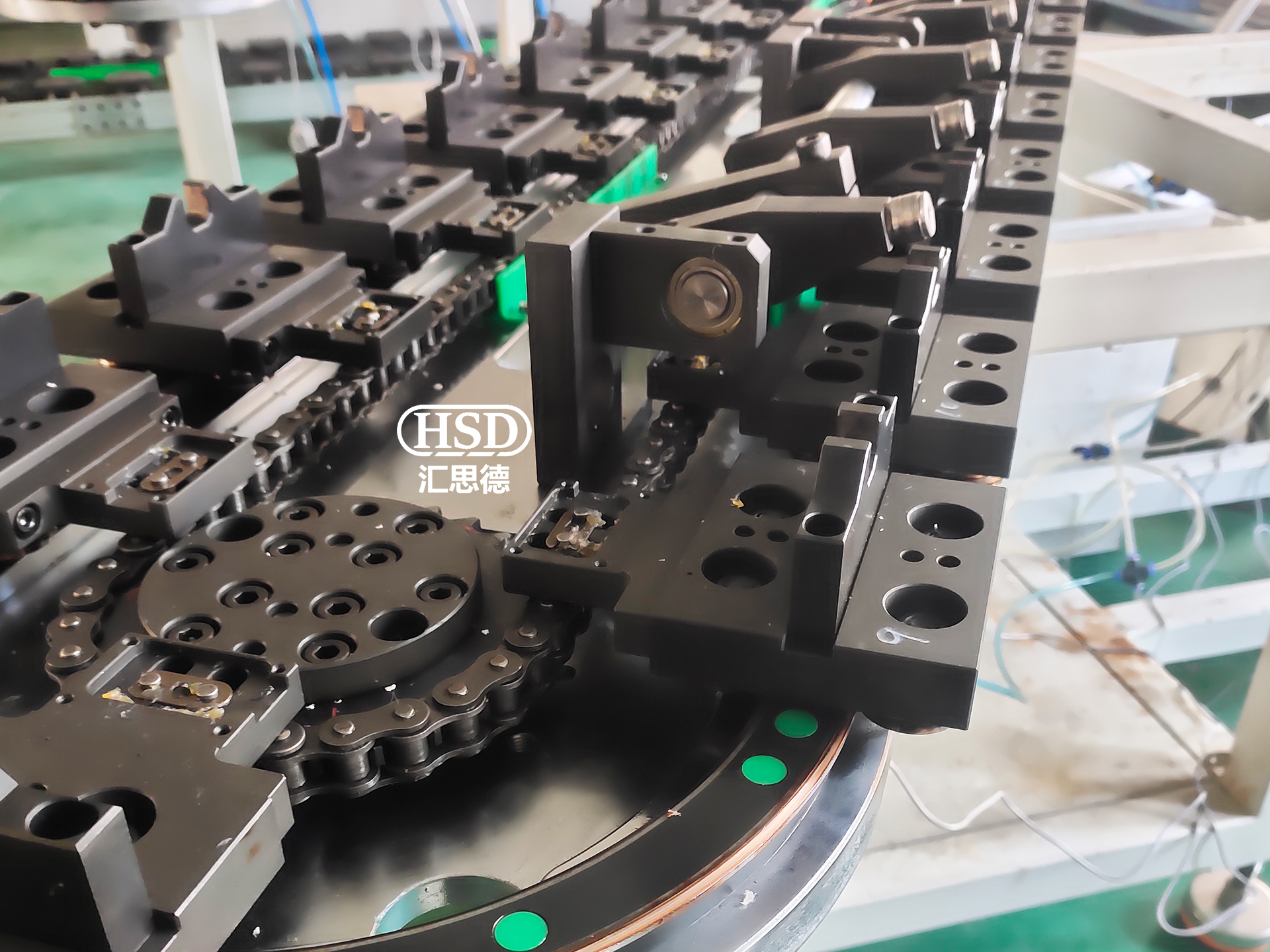 环形导轨输送线摆臂式定位机构特点